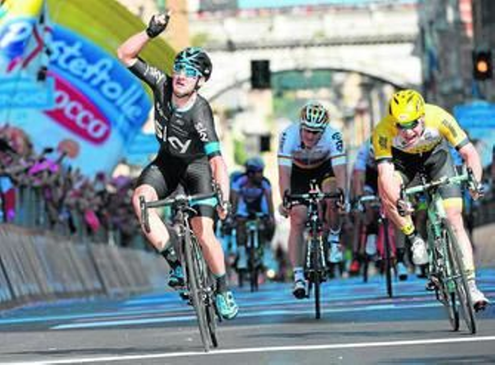 Viviani alza los brazos en señal de victoria con Hofland a su lado dando la última pedalada.