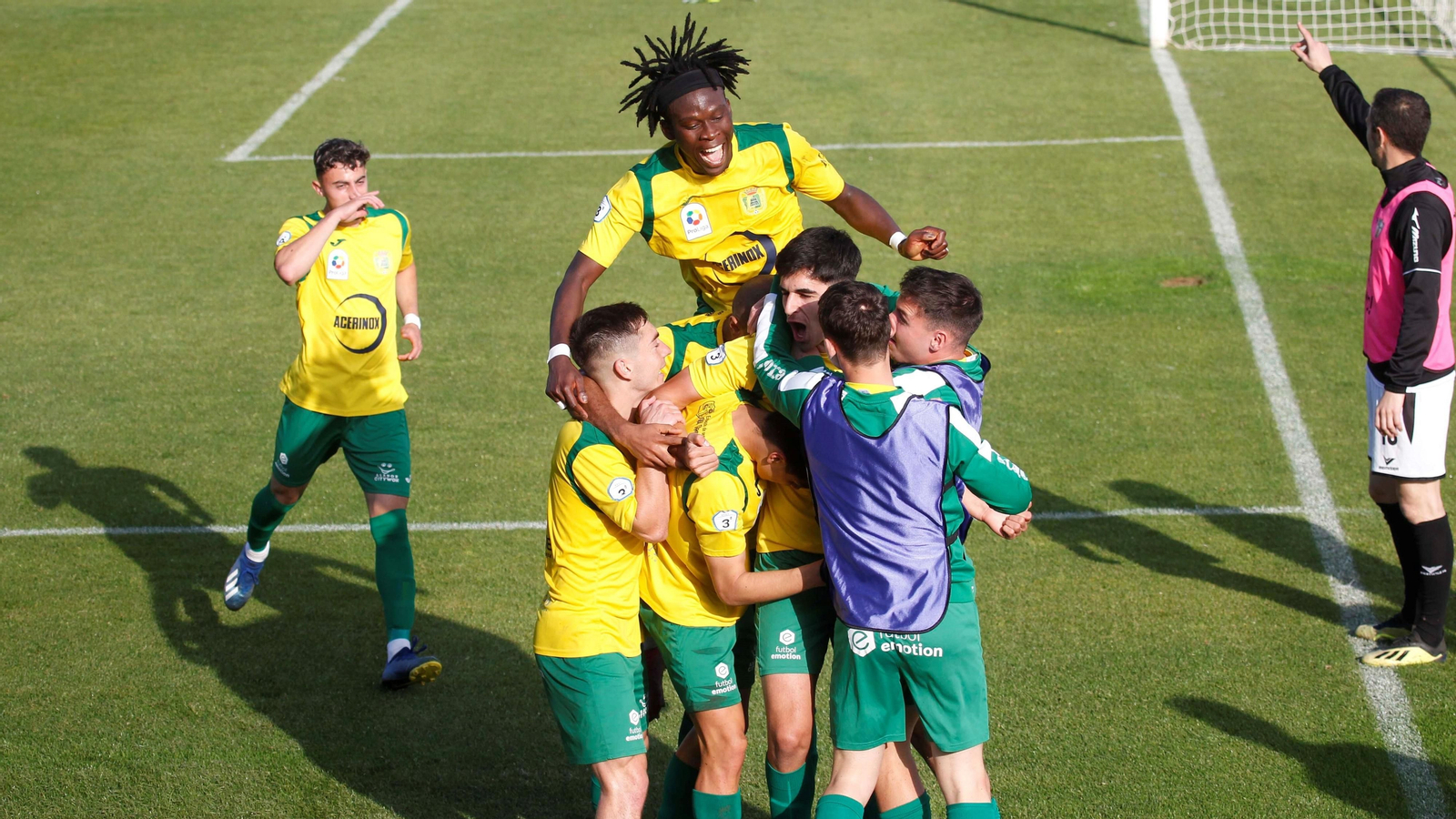 Los jugadores de la Unión celebran el tanto de Ussama.