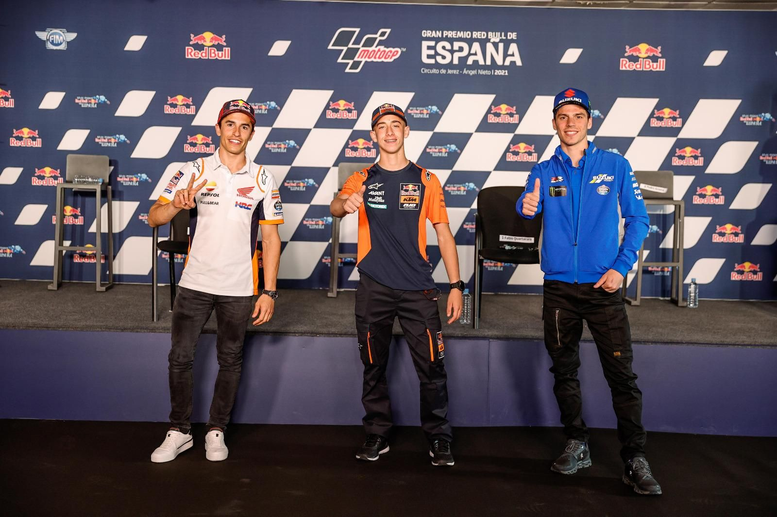Marc Márquez y Joan Mir, los últimos campeones de MotoGP, flanquean a Pedro Acosta.