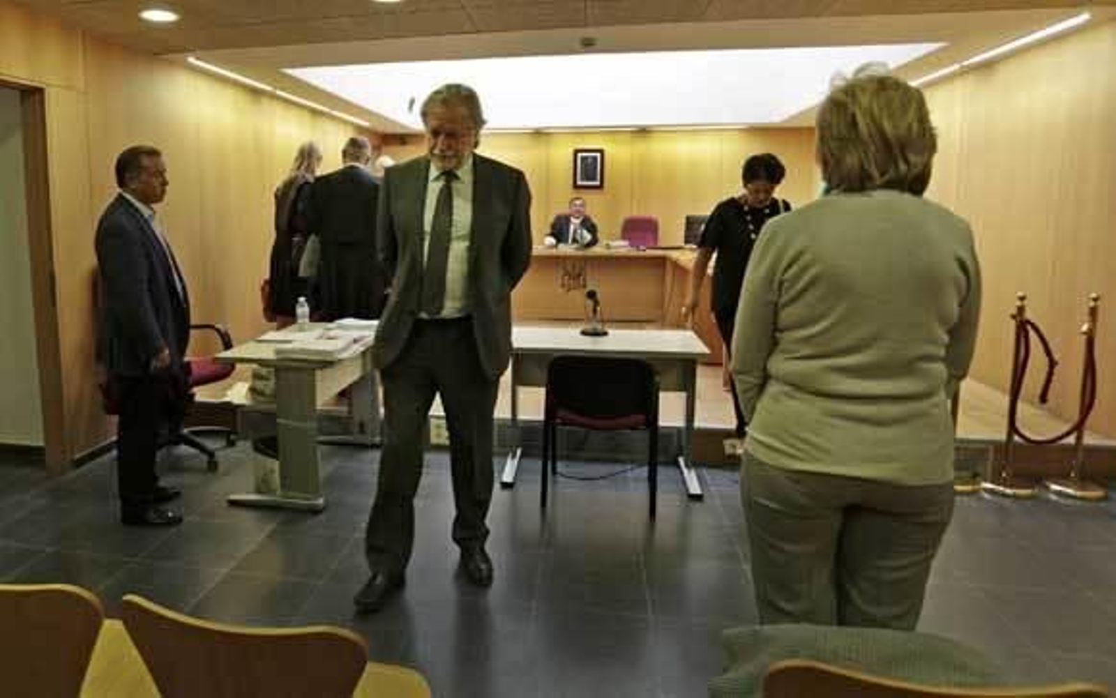 La viuda de la 'duquesa roja' dice que los albaceas la "traicionaron"