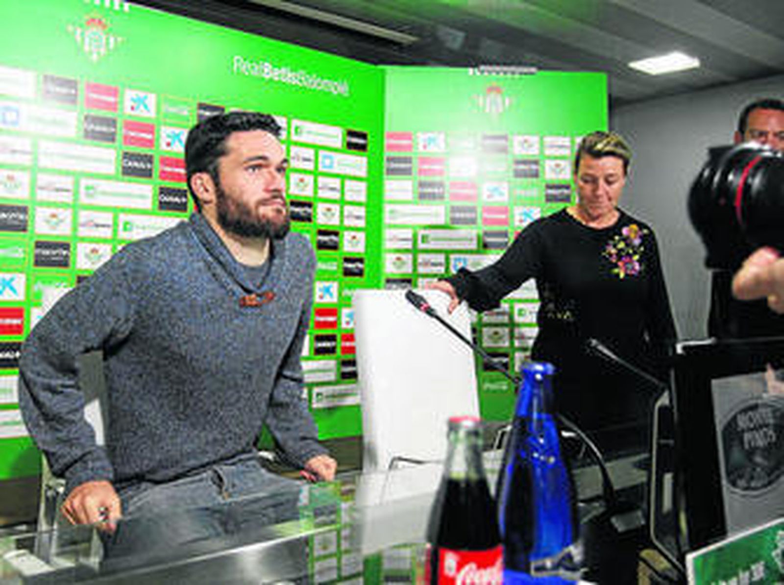 Jorge Molina se dispone a tomar asiento ante los periodistas.