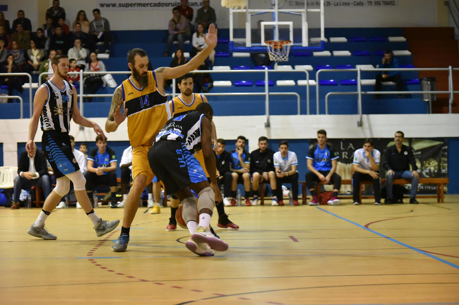 Nacho Romero (14), que regresa a casa, en su partido de esta temporada en La Línea.