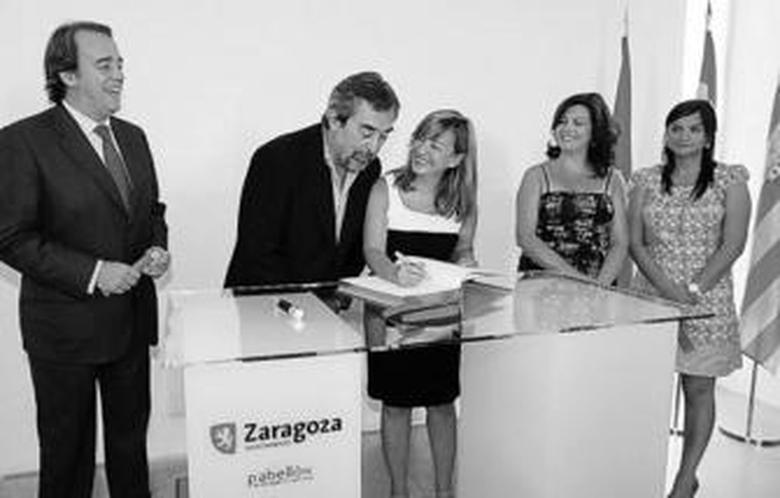 Sánchez y Belloch conversan animadamente en presencia de Pérez, Barroso y Becerra.