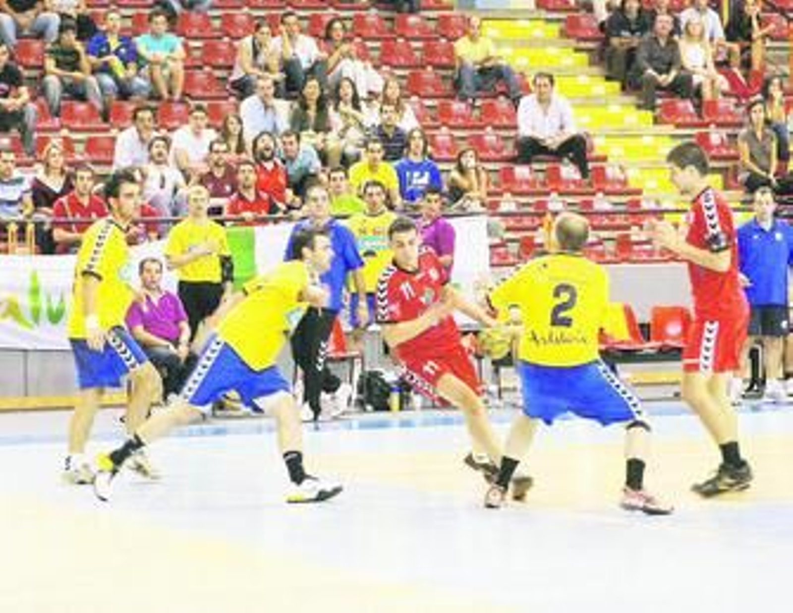 Los jugadores del Pedro Alonso Niño trabajaron a fondo en defensa durante el partido.