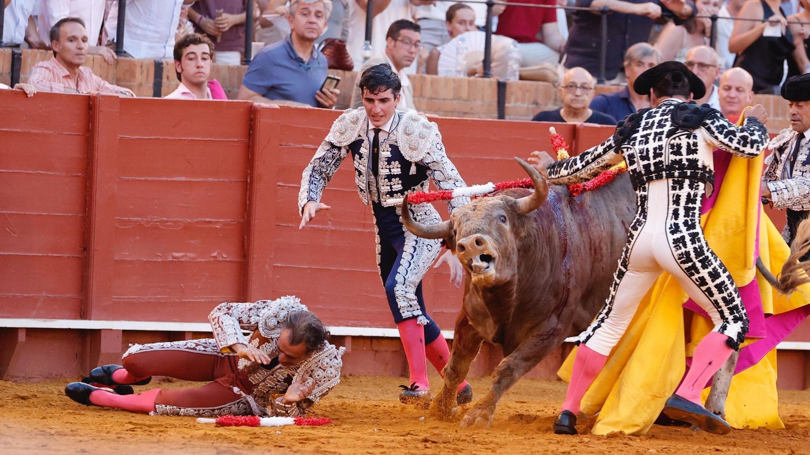El segundo llegó a coger al banderillero El Topas que fue operado de una cornada grave. El segundo llegó a coger al banderillero El Topas que fue operado de una cornada grave.