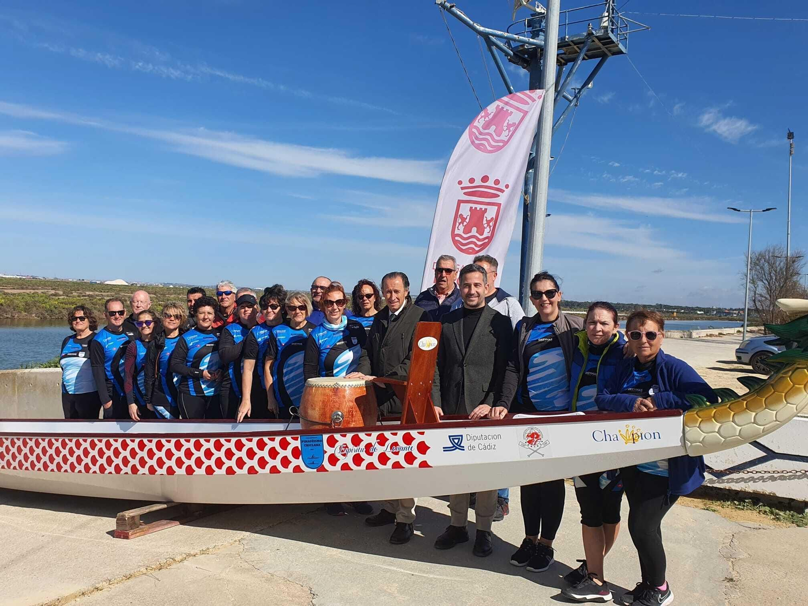 Presentación del nuevo Dragon Boat con el que cuenta el Club Piragüismo Chiclana.
