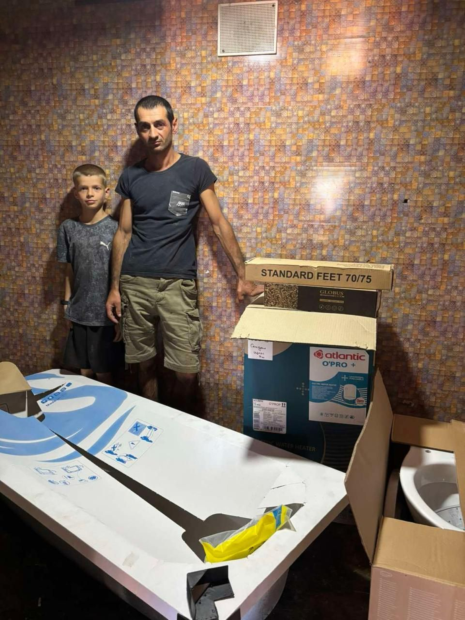 El padre y el hermano de las cinco niñas en Ucrania antes del montaje del baño.