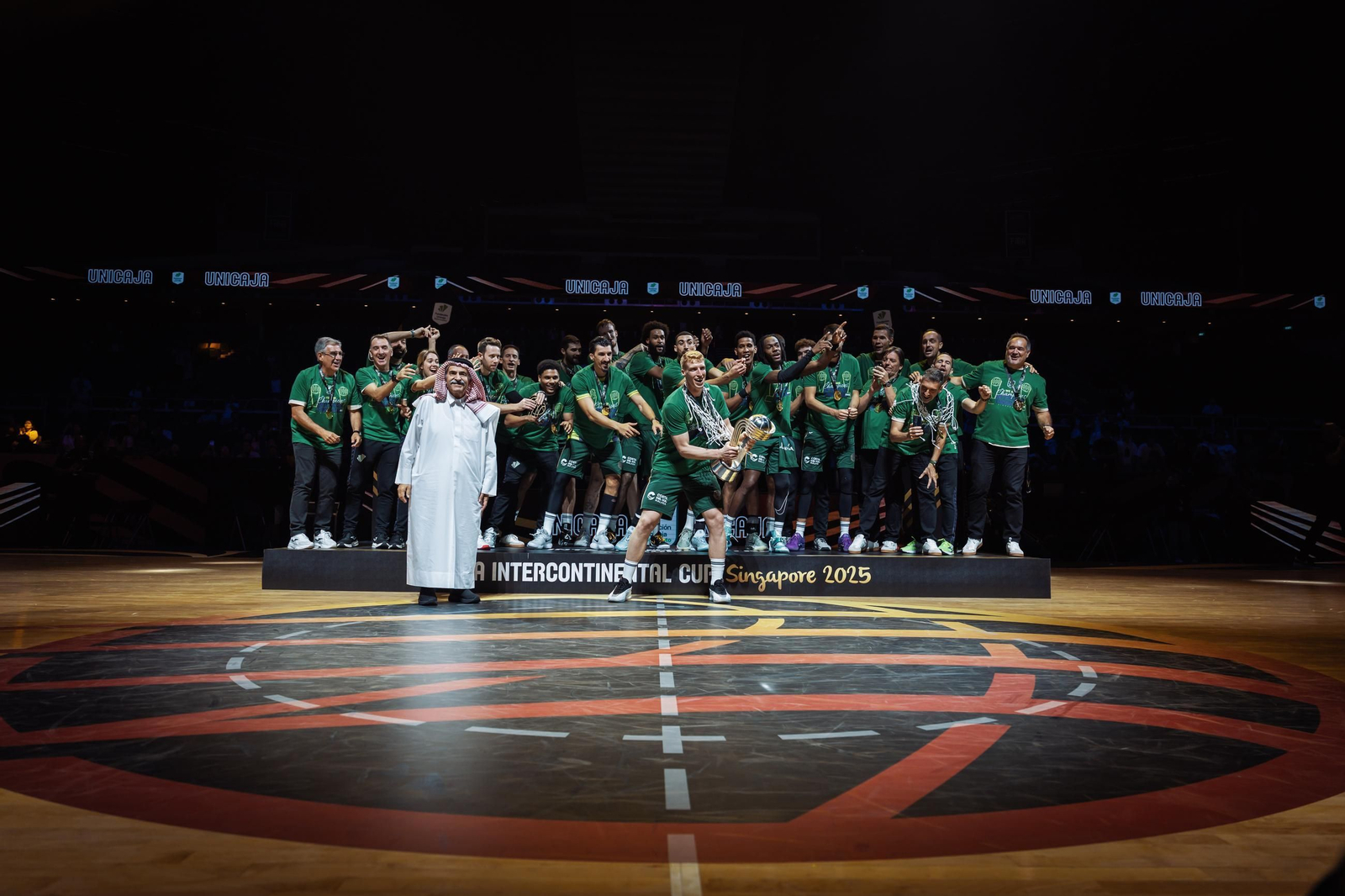 El Unicaja celebra el título.