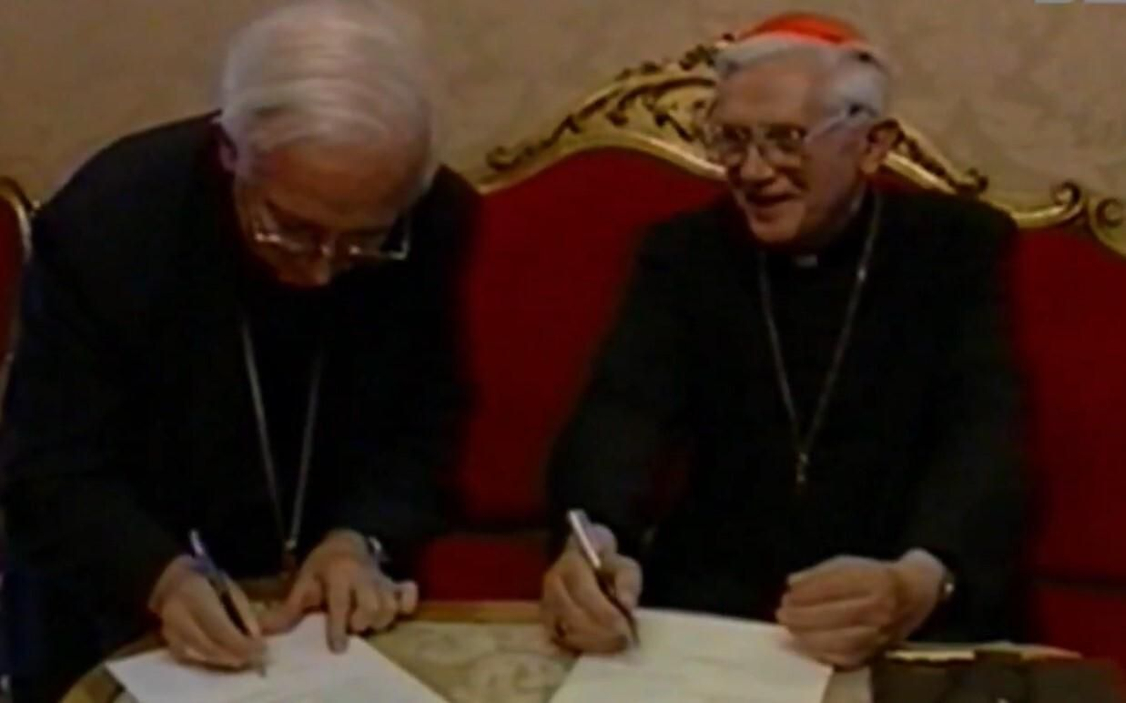 Momento de la firma de la devolución de los Libros Plúmbeos de Granada por el cardenal Ratzinger