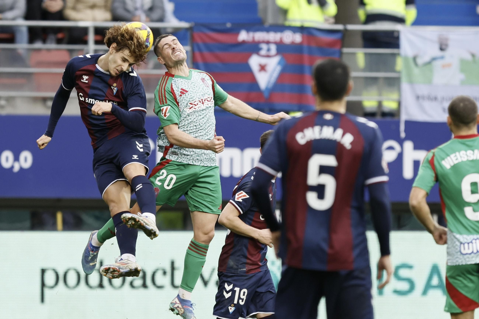 Sergio Ruiz pugna con un jugador del Eibar en el duelo de la primera vuelta.