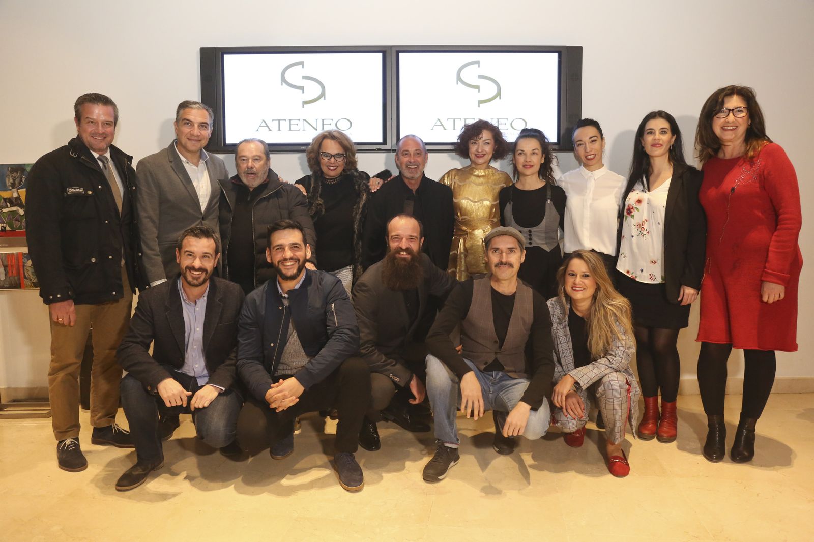 Los premiados con las autoridades, ayer, en el Museo Picasso.