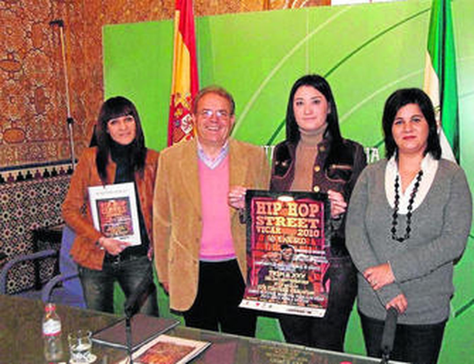 Antonio Bonilla con Anabel Mateos, Vanesa Lidueña y Emma Sola presentado el Hip Hop Street.