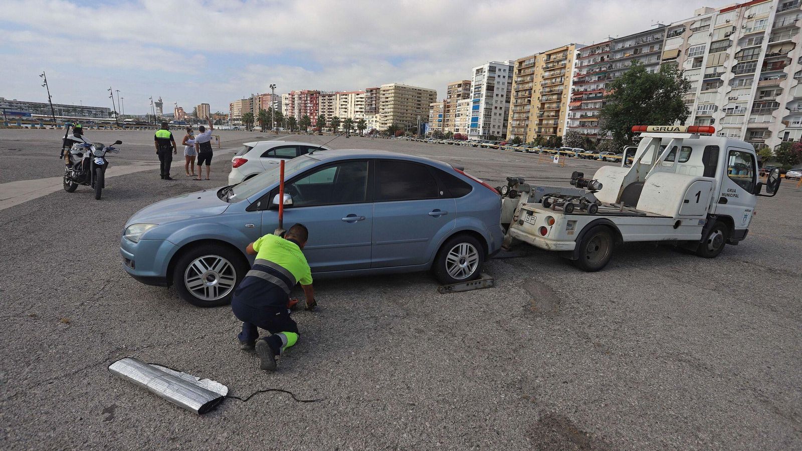 La grúa municipal, trabajando en el Llano Amarillo