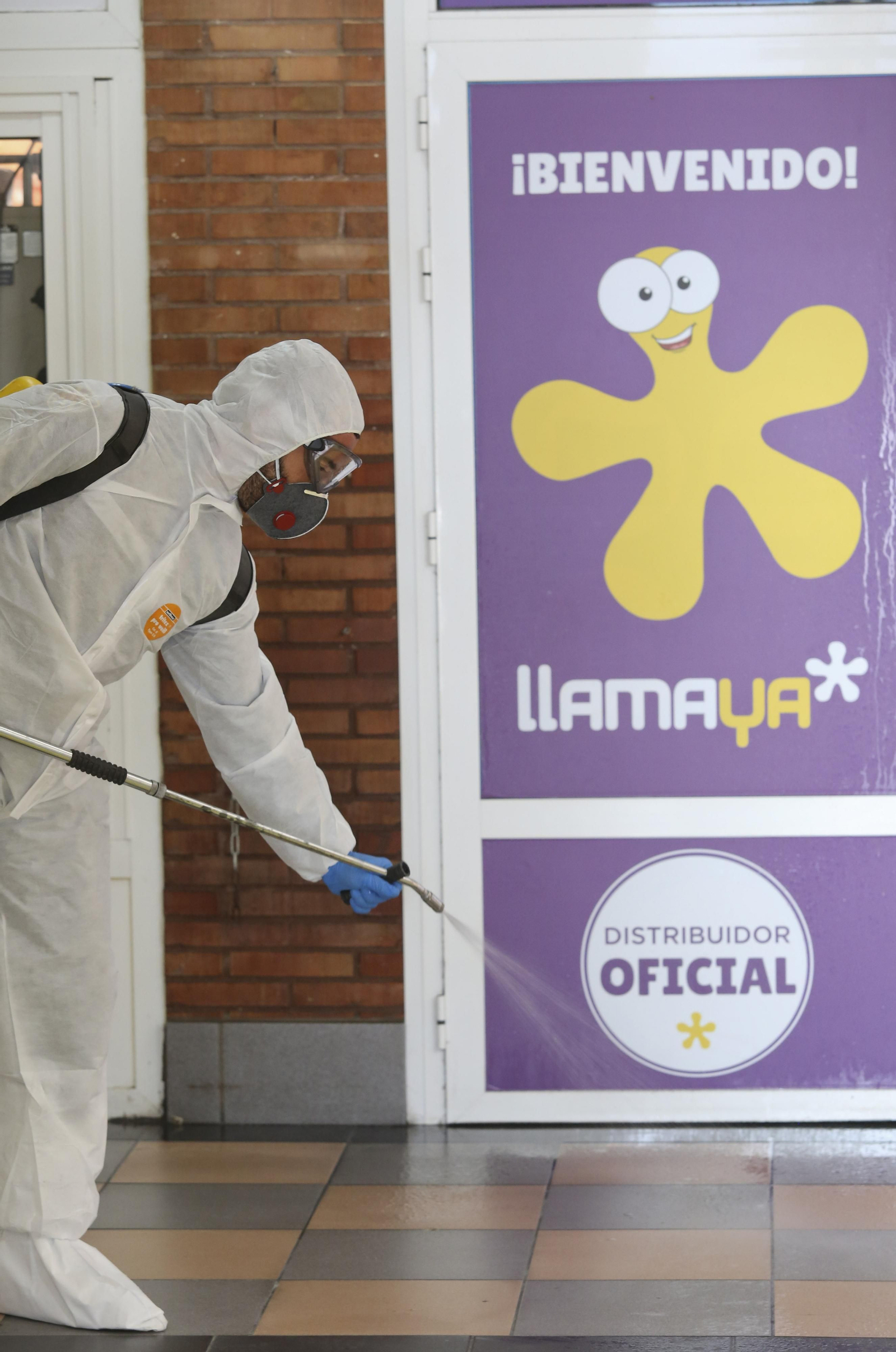La UME desinfecta en Málaga la estación de autobuses y el puerto, en fotos
