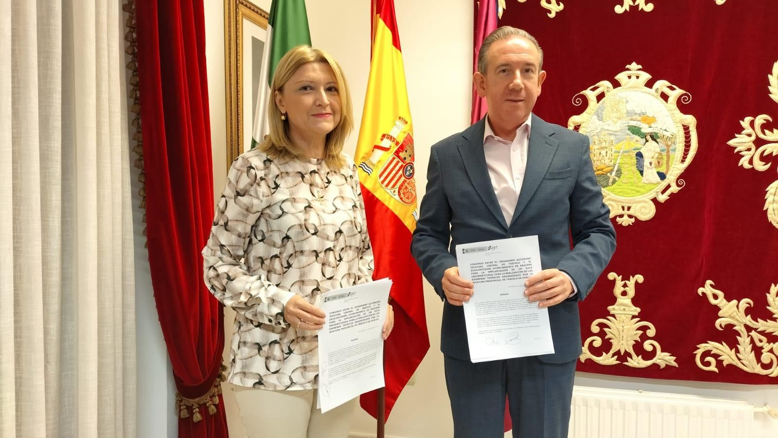 Firma del convenio entre Aracena y la DGT.