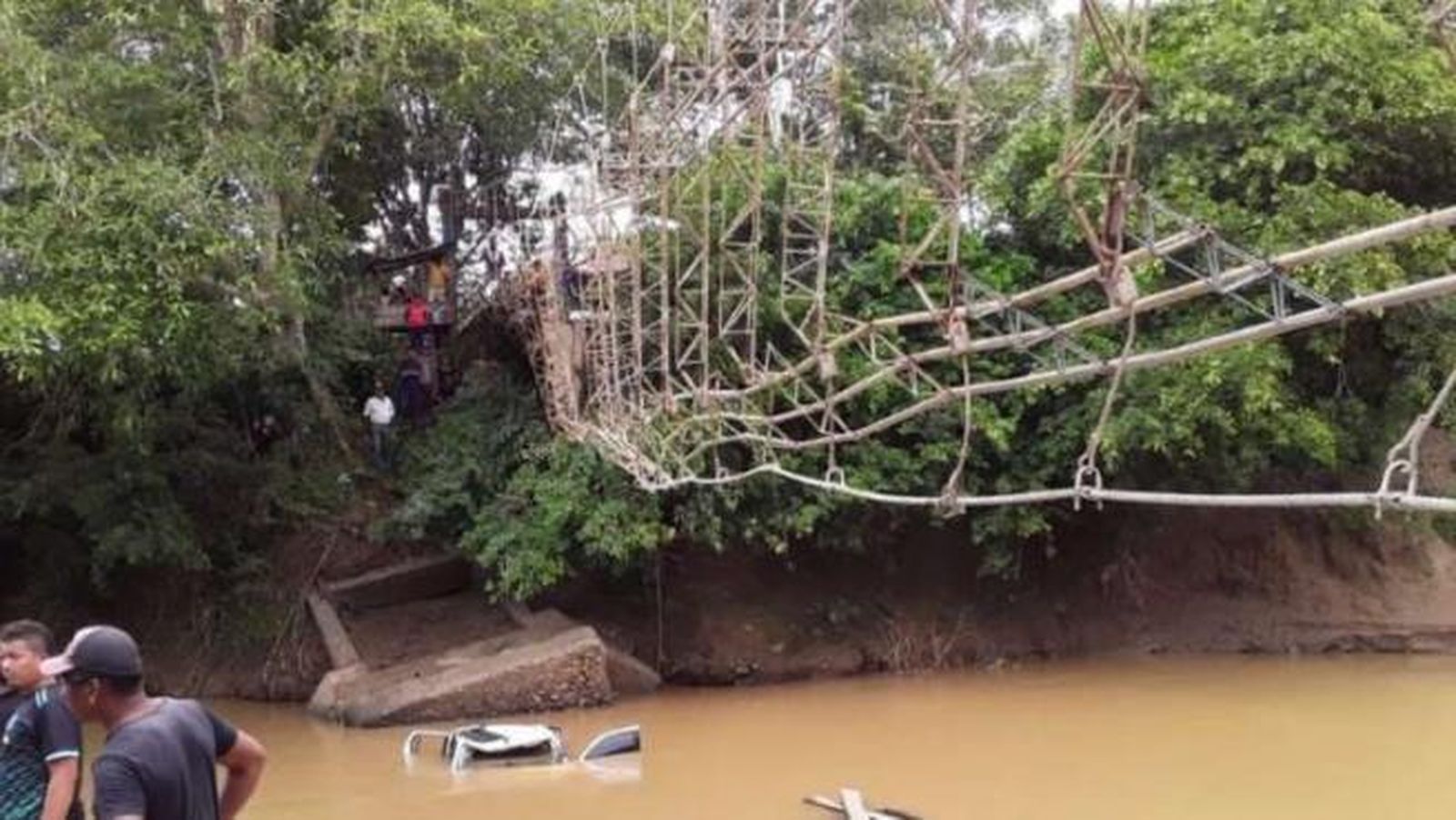 Cinco muertos al desprenderse un puente colgante en Colombia