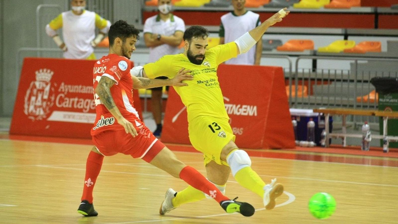 Prieto se quita el balón de encima ante la presión de Lucao.