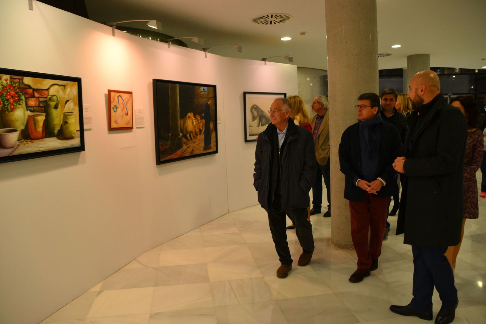 Alexandre Monntoya acompaña a Gabriel Amat durante el recorrido por la exposición