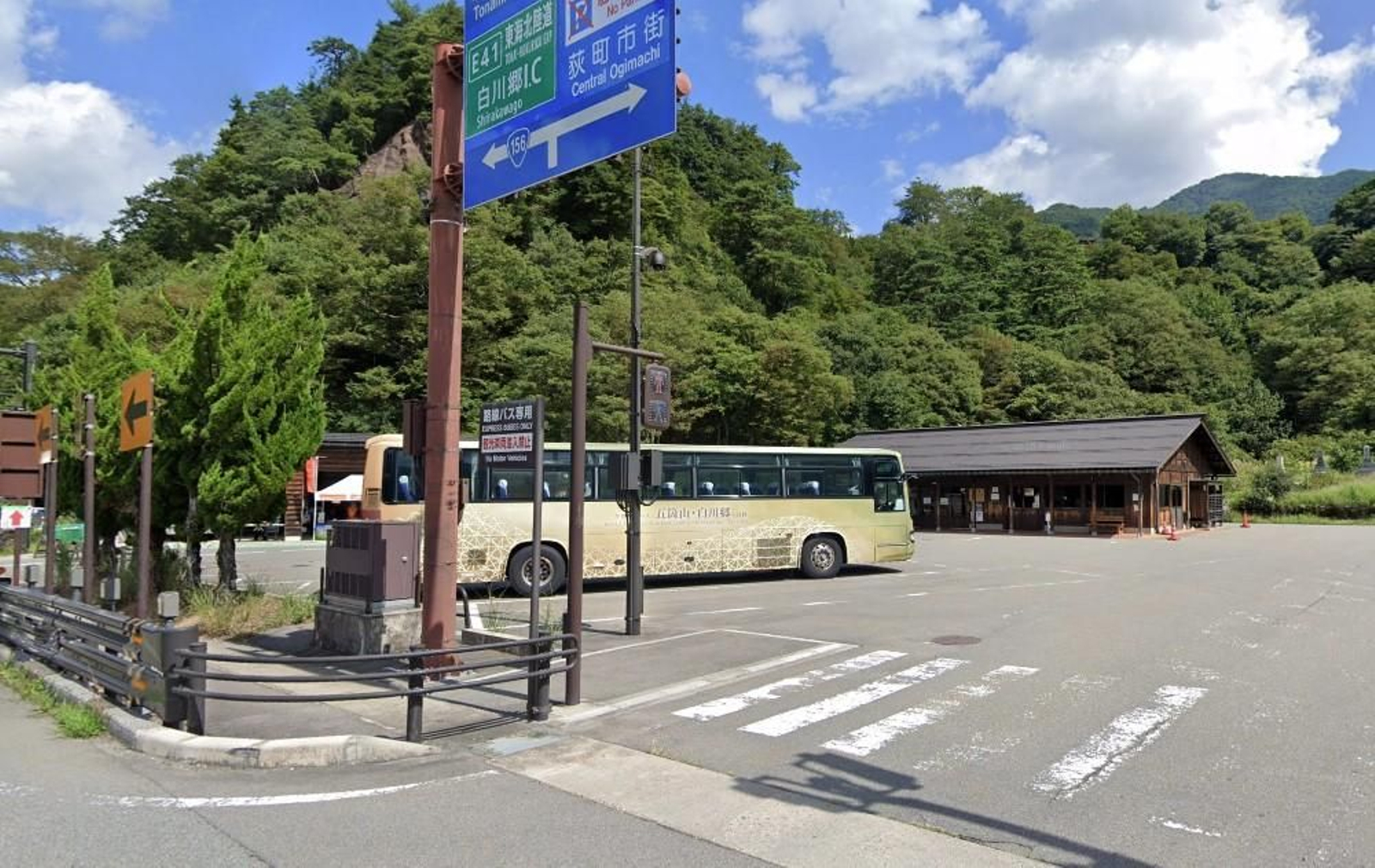 El ataque del oso ha sido cerca de la Terminal de autobuses de Shirakawa-go