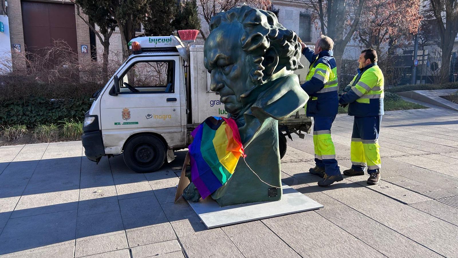 Operarios de Inagra limpiando una de las esculturas