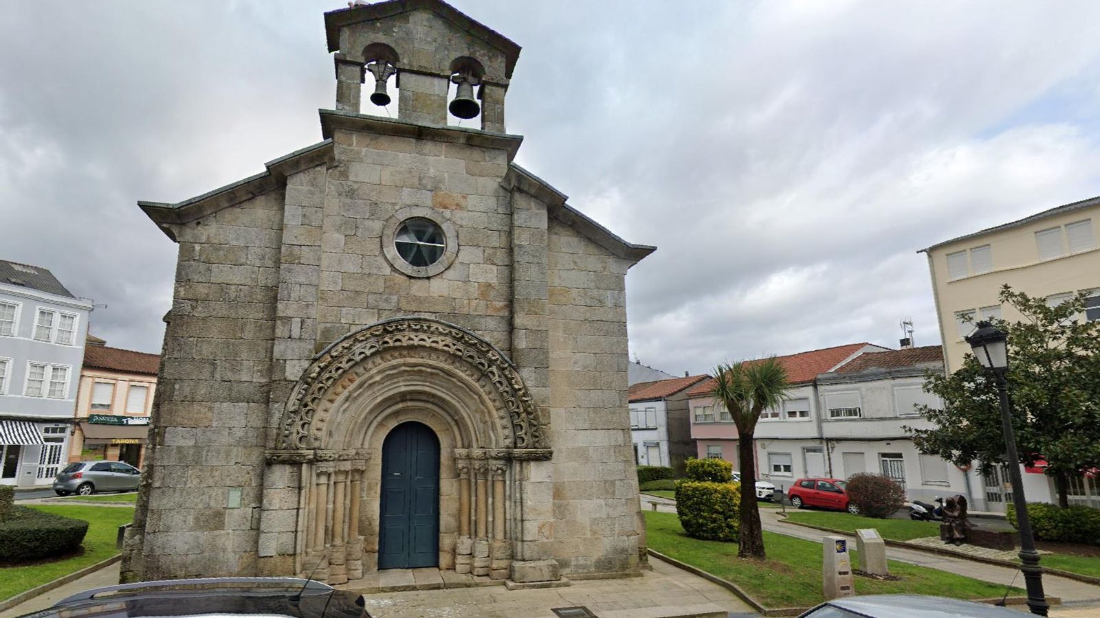 La bonita Capilla de San Roque, en Melide, conserva la portada románica de la desaparecida Iglesia de San Pedro.