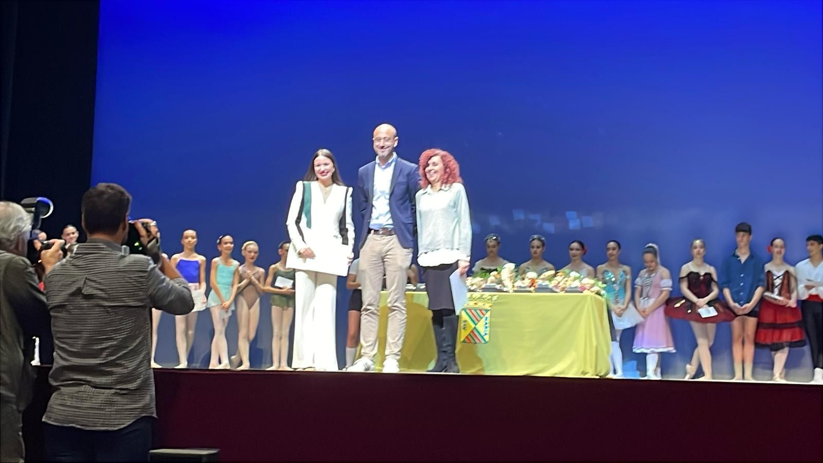 Belén Fernández, a la derecha, recoge su mención especial.