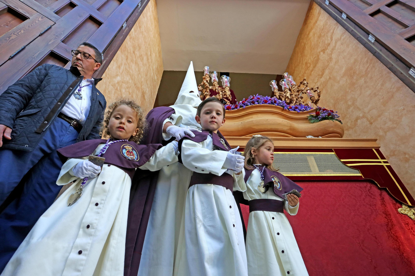 Momentos antes de la salida de la hermandad de la Entrega en Guadalcacín.