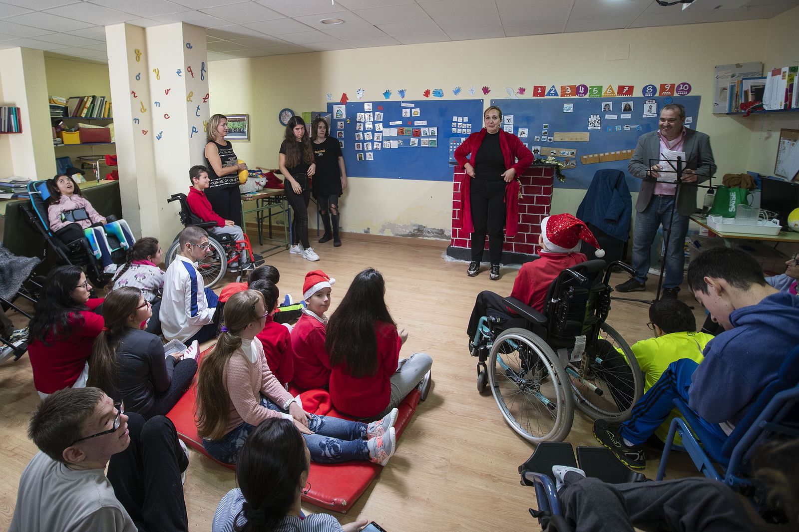 Un momento de la representación de 'Cuento de Navidad' en un aula de Upace.