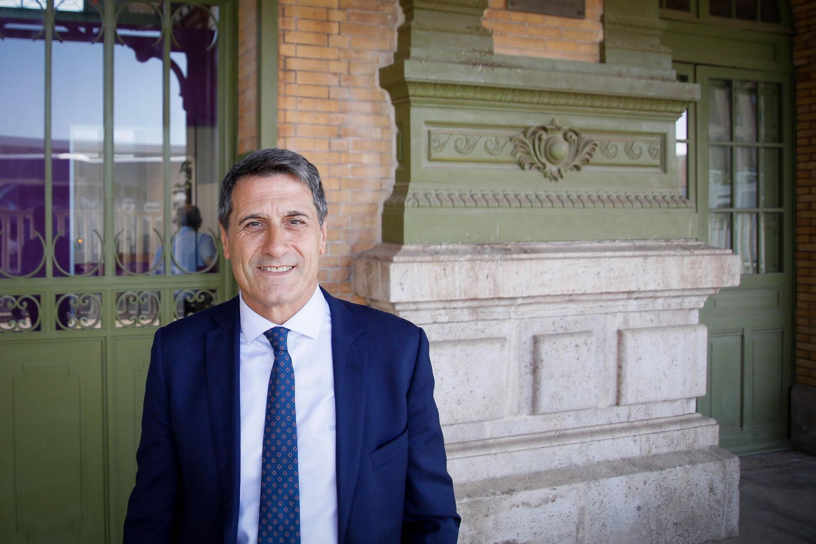 El delegado del Gobierno, Pedro Fernández, visita la estación histórica de Renfe en Almería, en imágenes