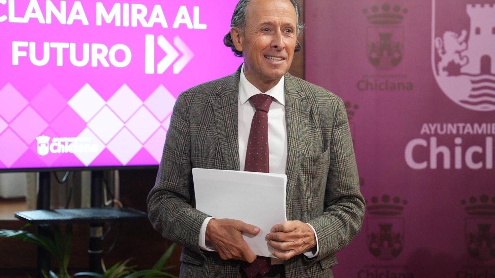 El regidor municipal se mostró muy satisfecho con el trabajo realizado.