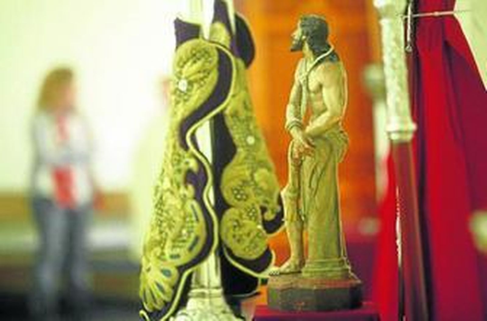 Algunas de las piezas que se exponen desde ayer en la capilla del colegio de Salesianas.