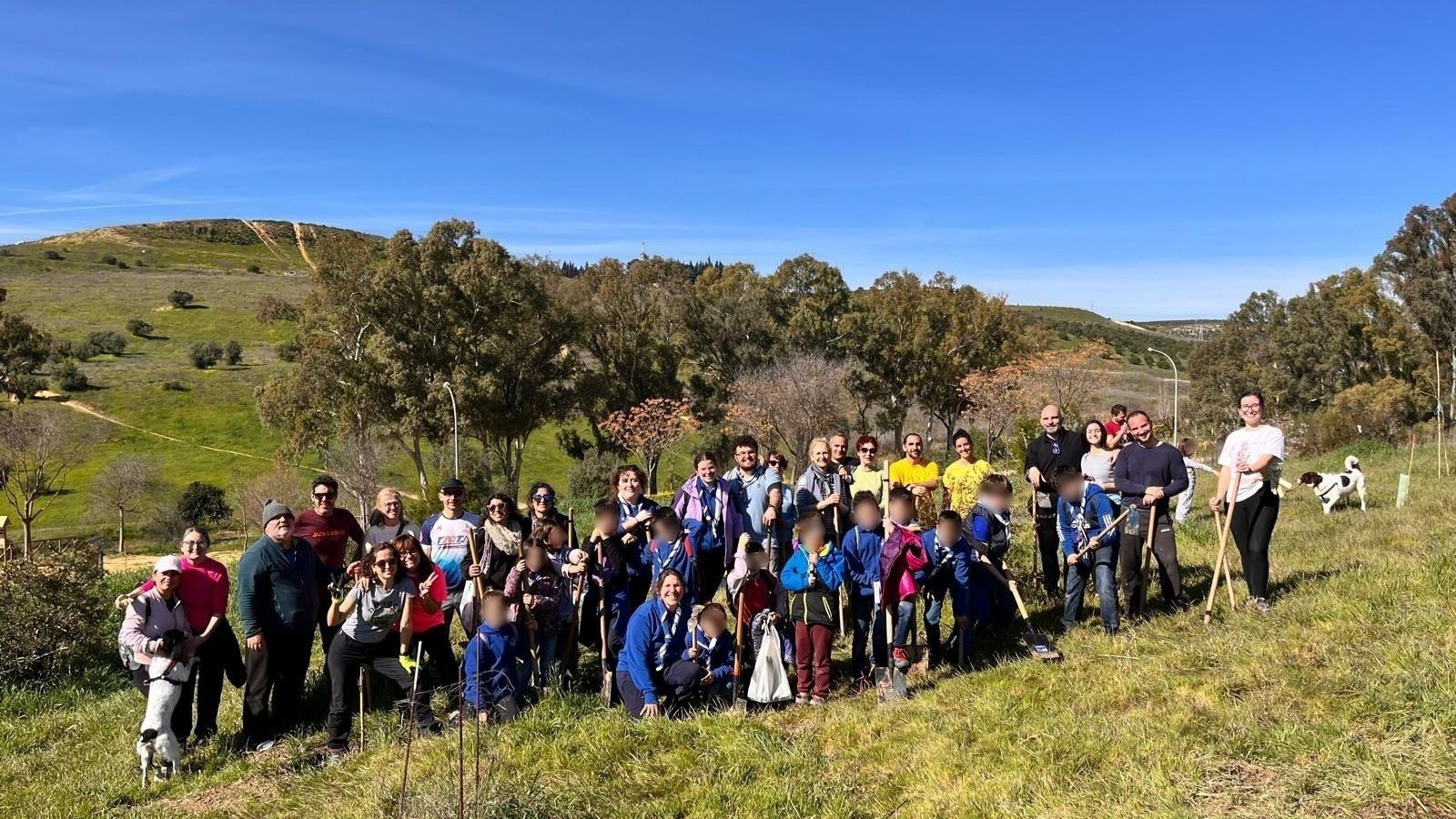 Voluntarios de Amigos de la Cornisa Este en la ladera de Camas