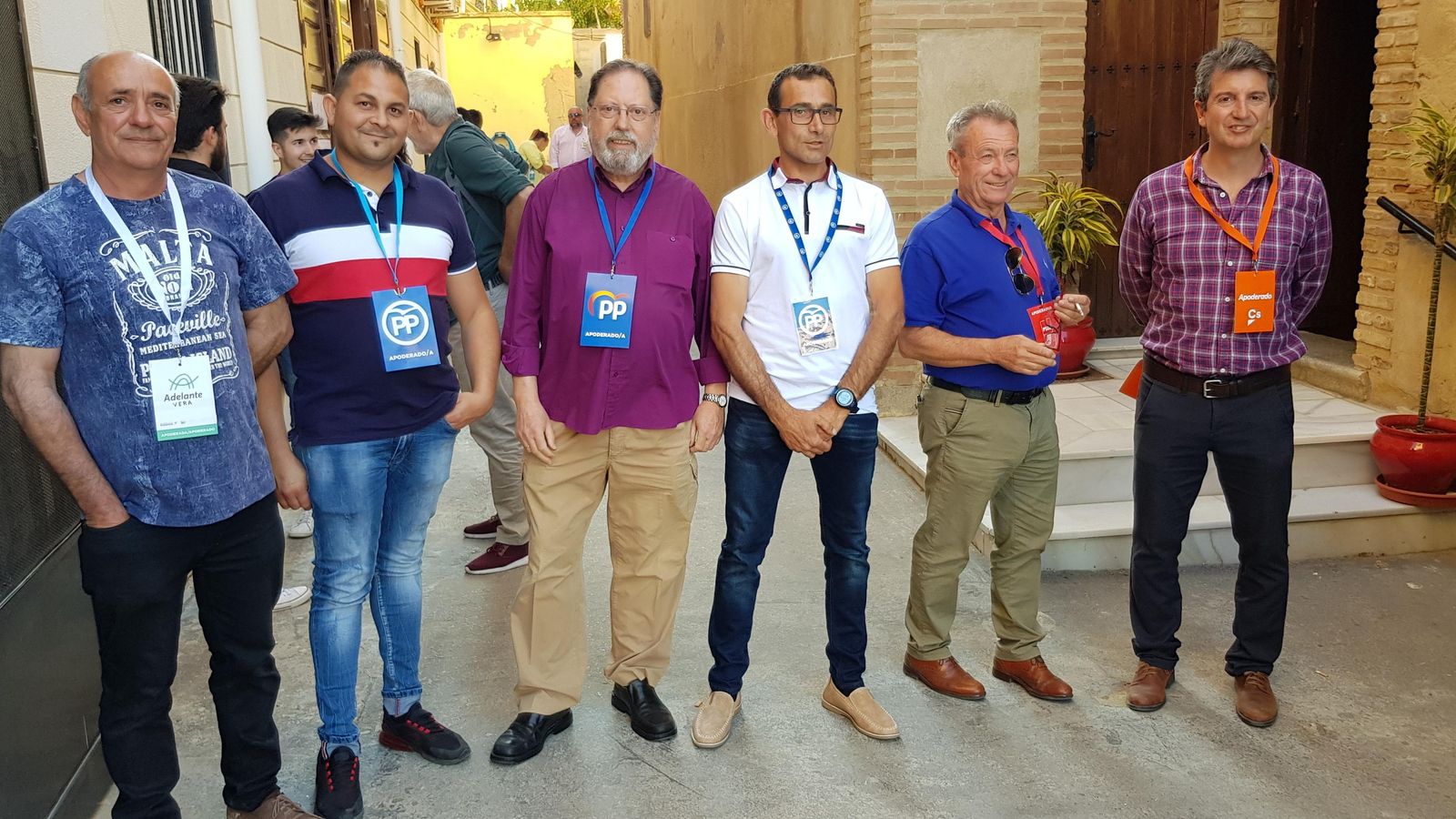 Interventores en un colegio electoral de Vera