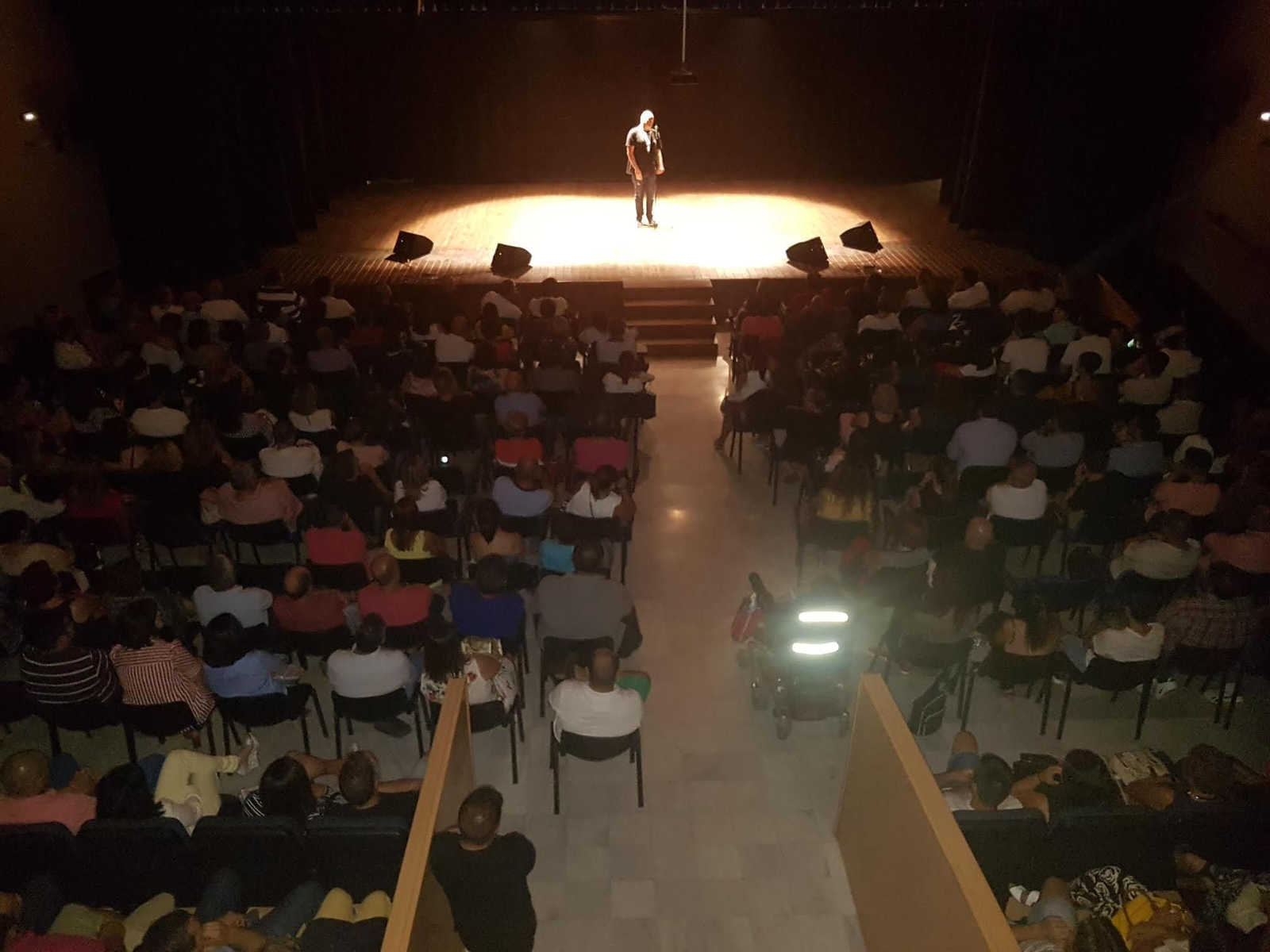 Cientos de vecinos de Olula del Río acudieron al Espacio Escénico para presenciar el espectáculo.