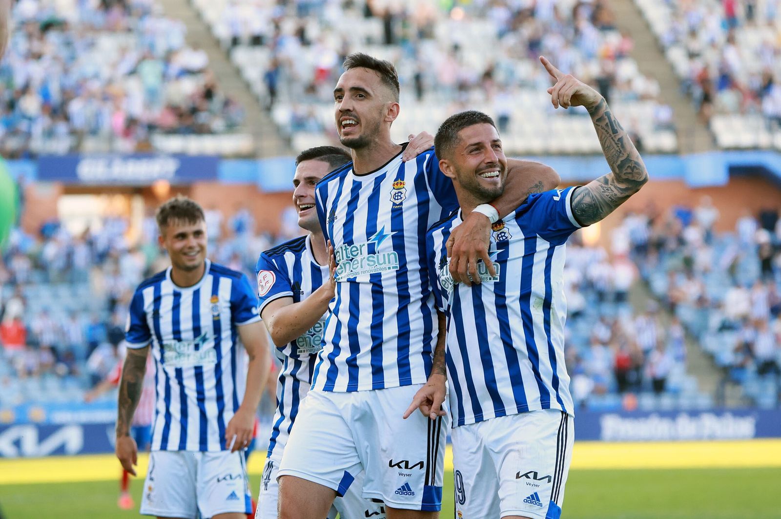 David del Pozo, Pablo Caballero y Antonio Domínguez celebran el gol del argentino al Algeciras.