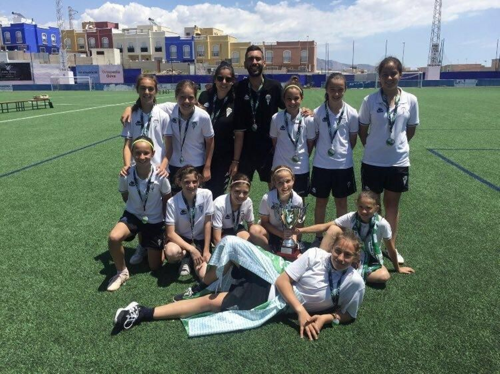 El Córdoba CF femenino alevín celebra su tercera plaza en el Andaluz de clubes.