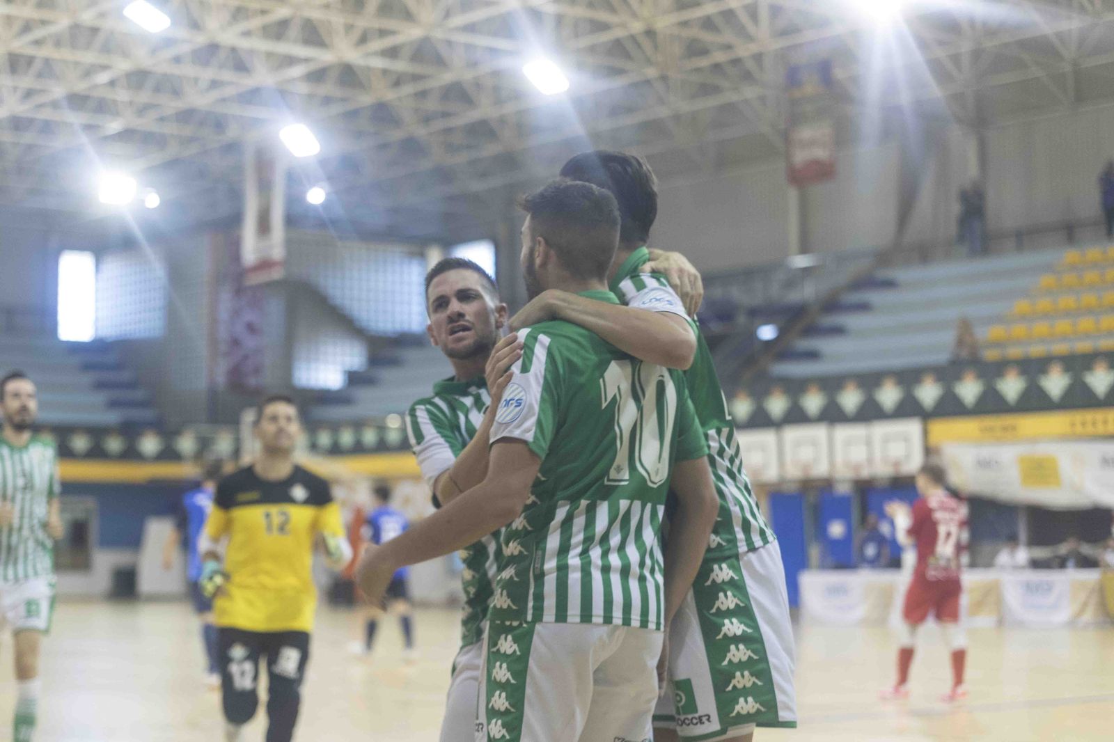 Los jugadores del Betis Futsal celebran un gol en Amate.