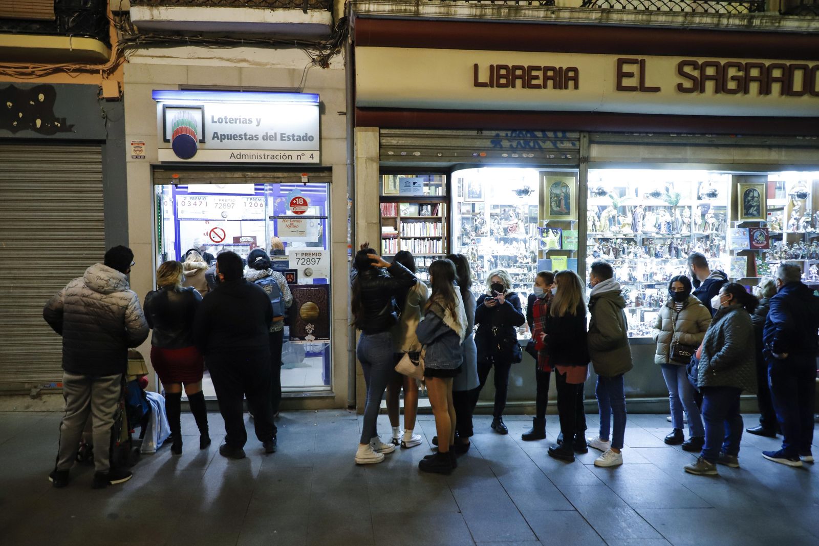 Lotería de Navidad en Granada: Colas y mucha ilusión para comprar el décimo de última hora