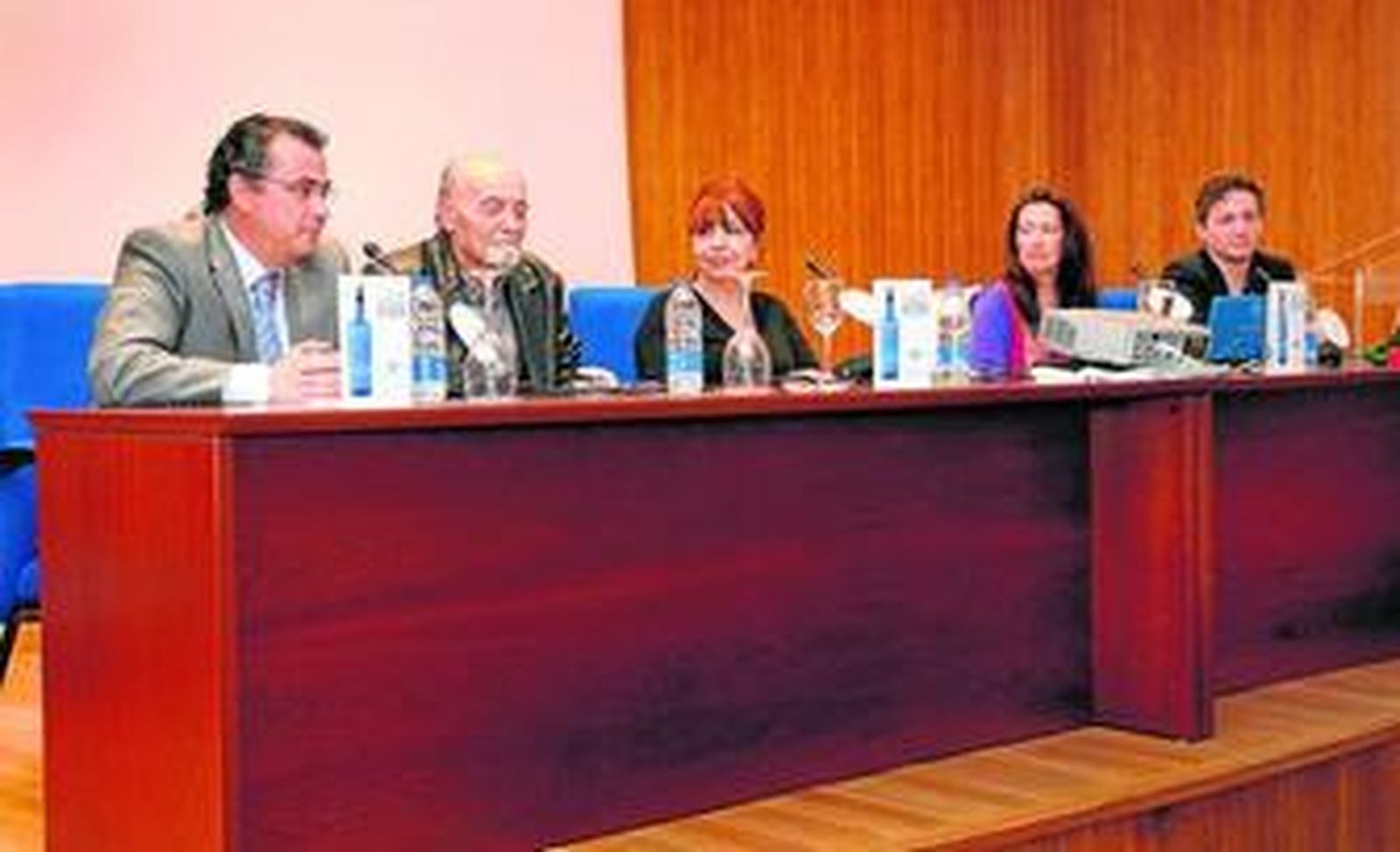 El alcalde, Enrique Moresco, Julio Rivera, María Asunción Mateo, la poetisa Raquel Zarazaga y Víctor Alija.
