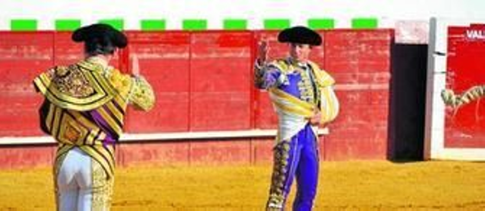 "¡Buena suerte tenga usted!", "¡y usted que la vea!", parece deducirse de ese cruce de miradas entre los matadores.