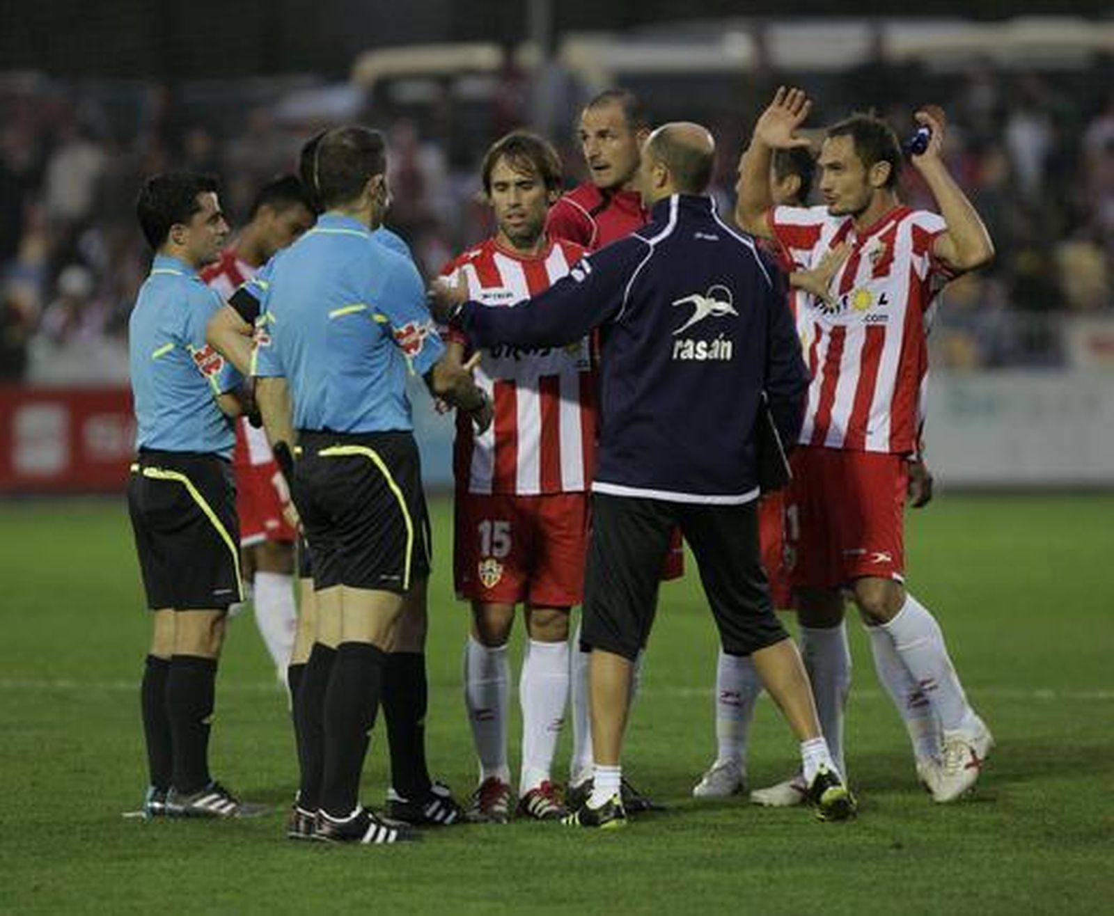 Los jugadores almerienses protestan al trío arbitral al final del partido. / LOF