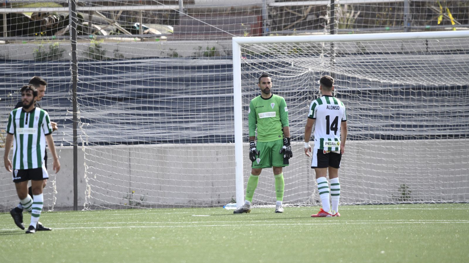Felipe Ramos y José Alonso dialogan tras encajar el 2-2 el domingo.
