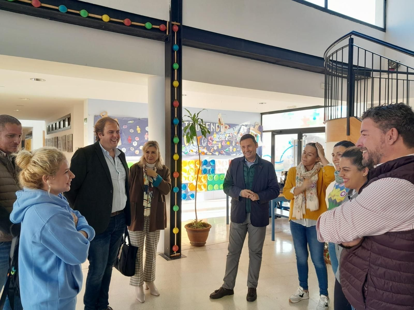 Javier Rodríguez Ros, Javier Vázquez Hueso y David Hormigo reciben a la nueva profesional.