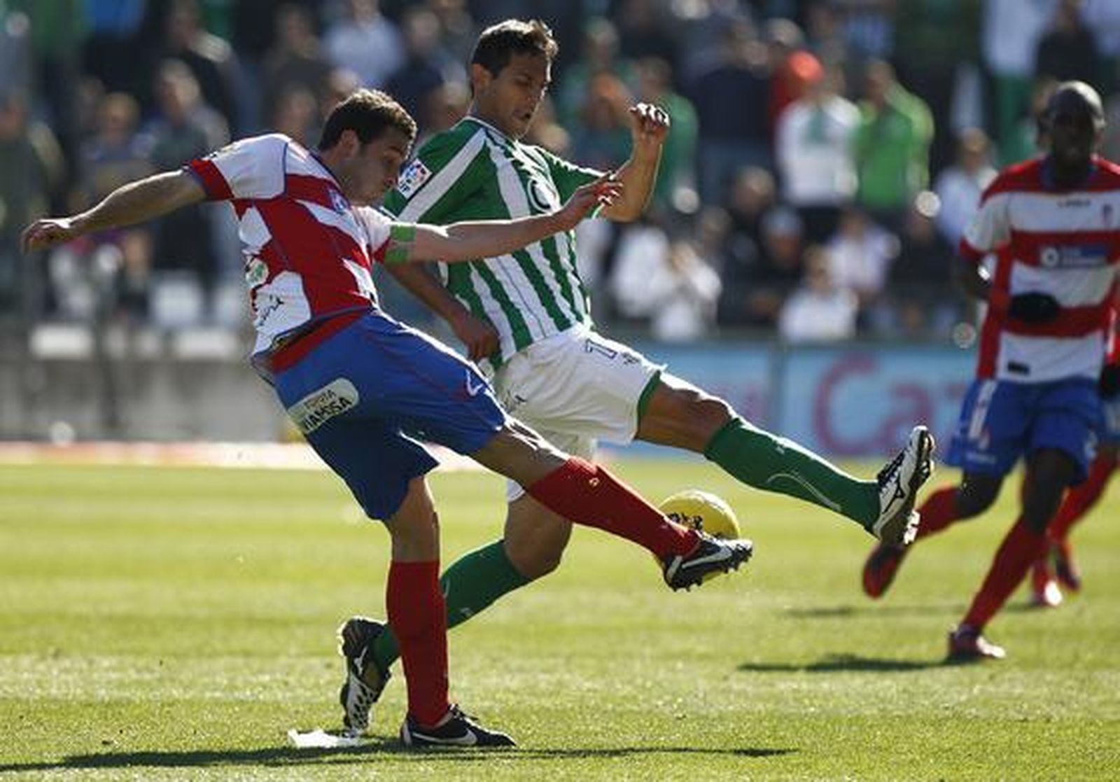 El Granada aprovecha el empuje del nuevo entrenador para vencer al Betis, que realizó una mala primera parte.

Foto: Antonio Pizarro