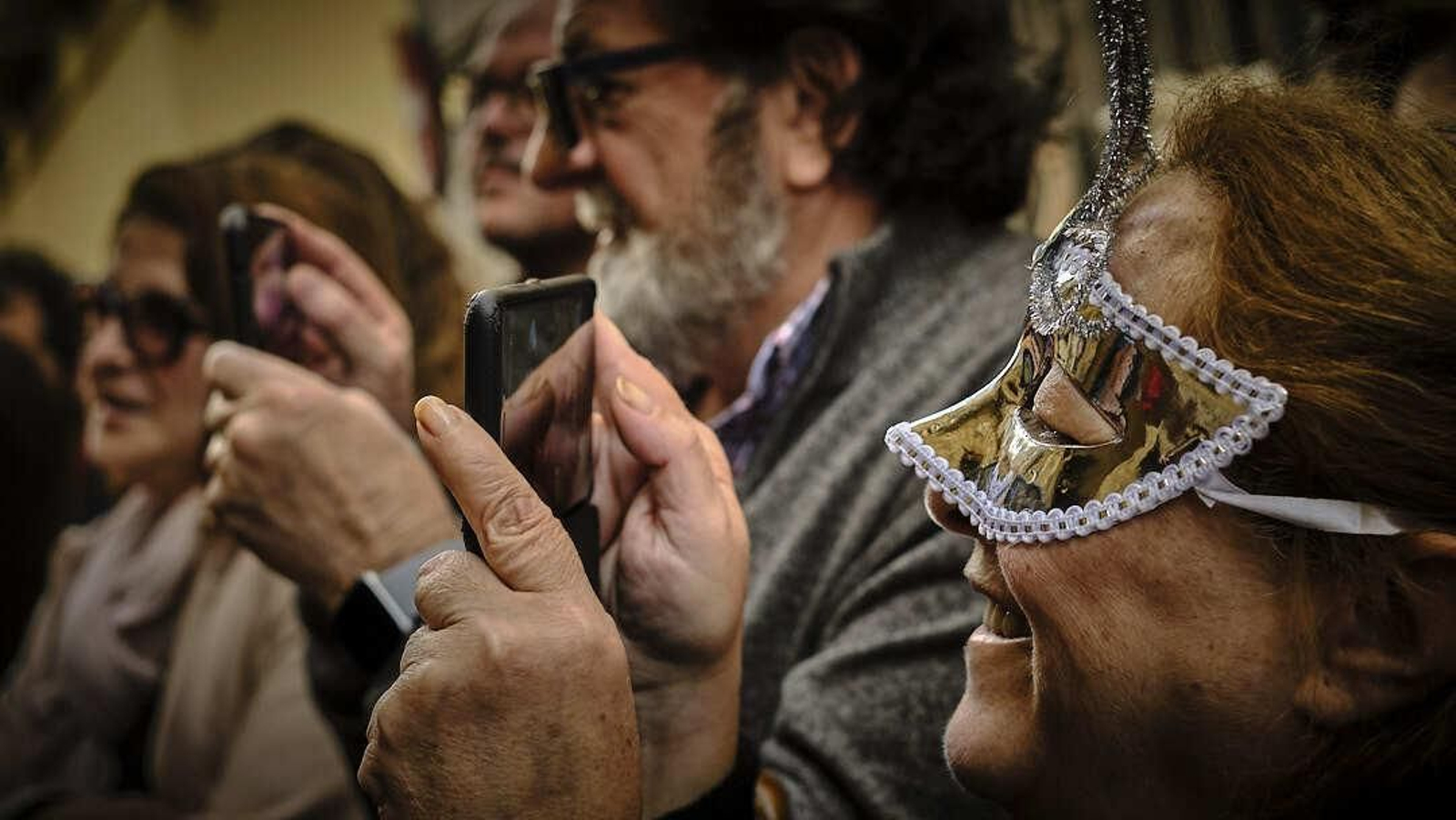 Público inmortalizando coplas con sus móviles.