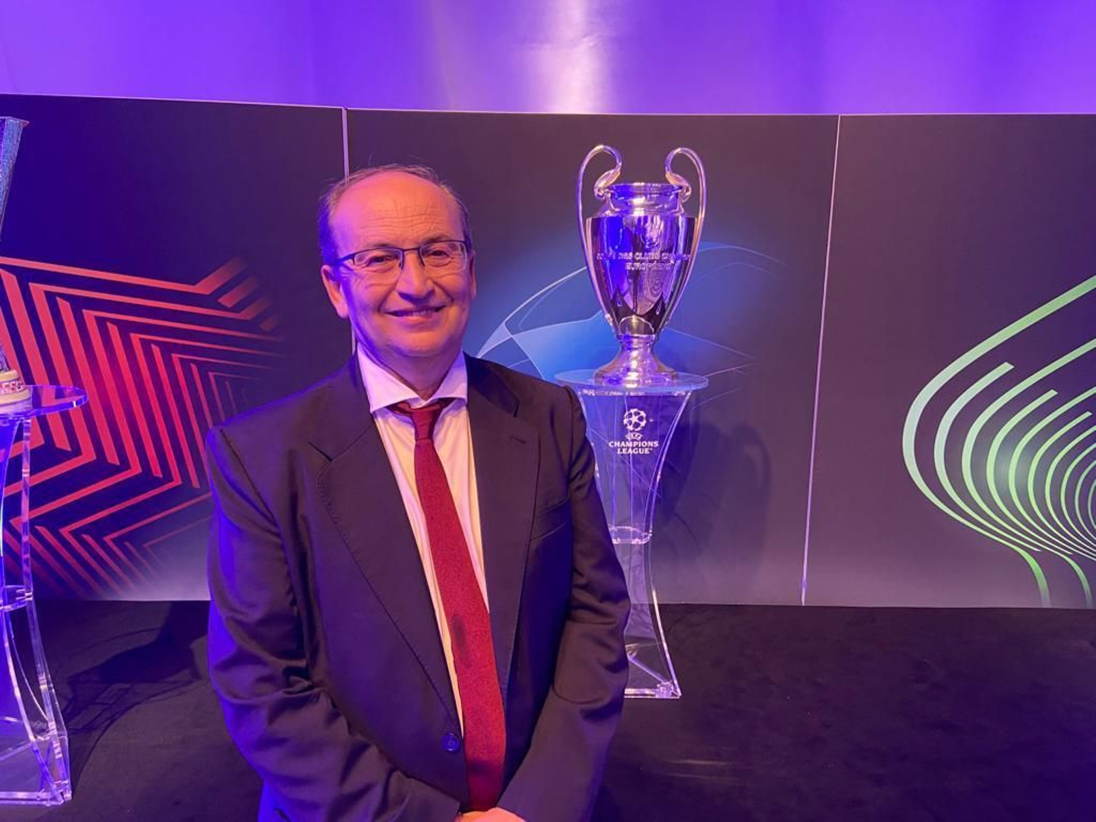 Castro posa con la copa de la Champions detrás en Mónaco.