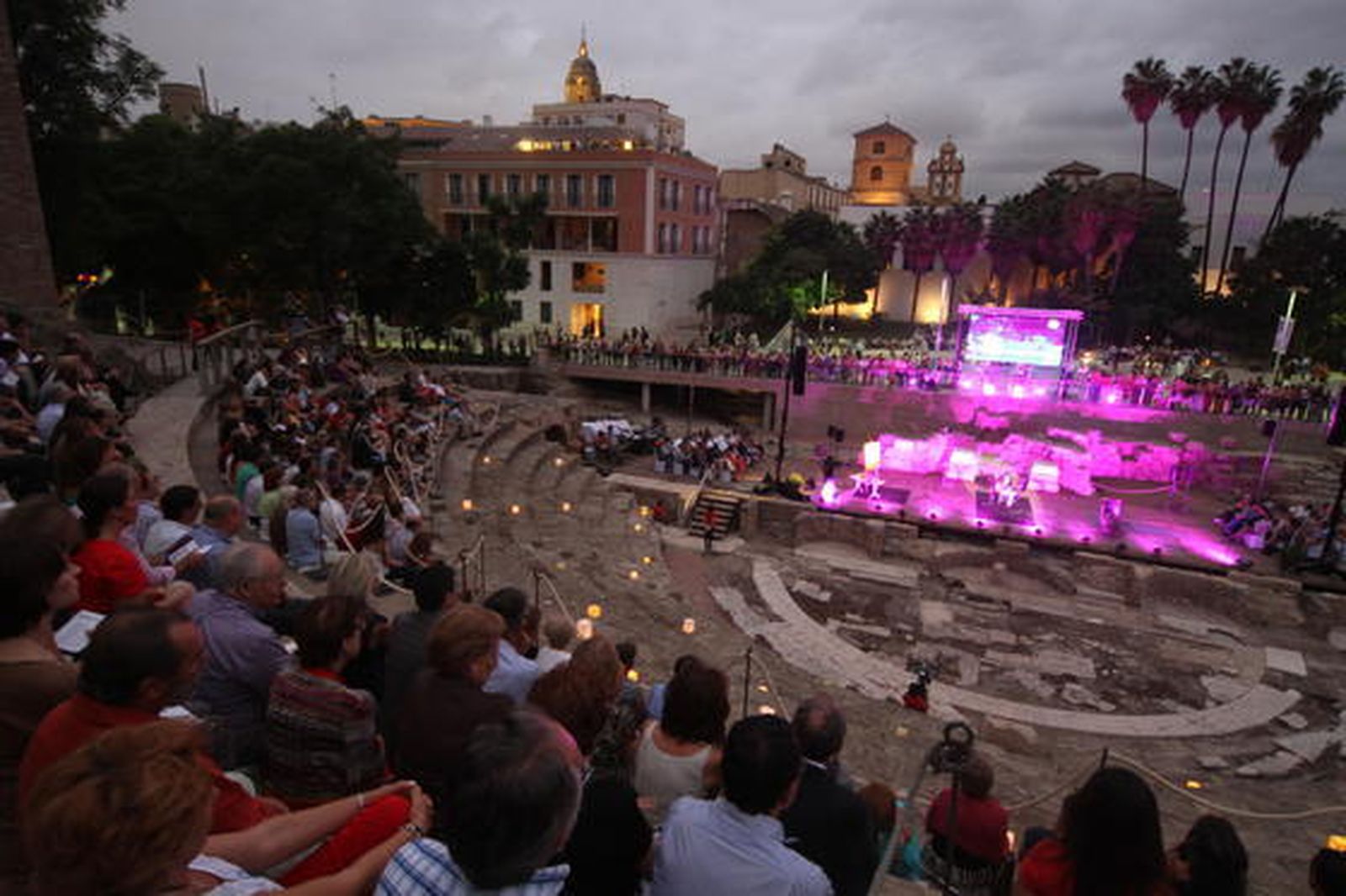 Las gradas del coliseo estrenaron aforo ante unos 400 invitados a un acto simbólico como la guitarra de Daniel Casares y el predicado de Carlos Álvarez como reclamo  Foto: Sergio Camacho