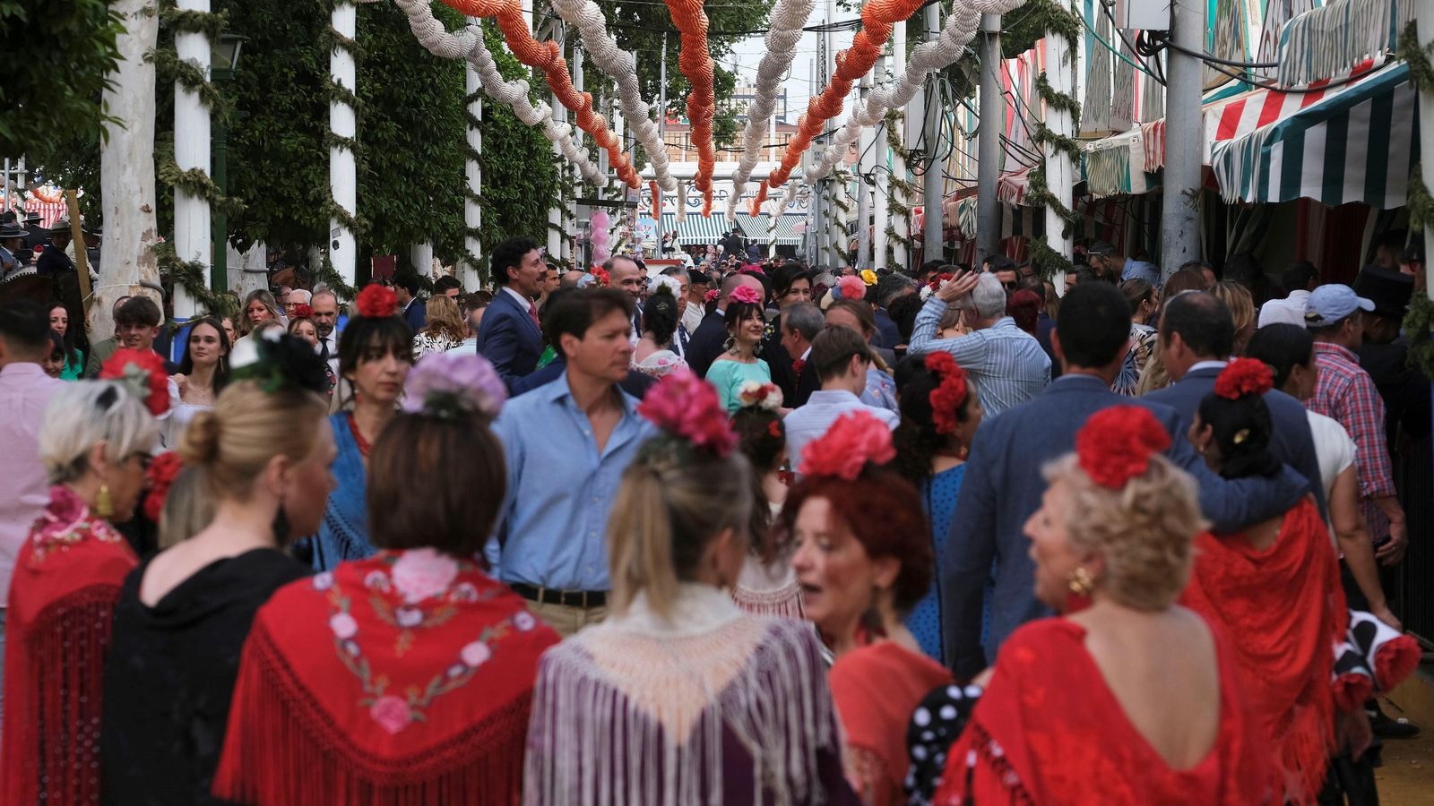 Este es el bullicio que presentaba una calle de la Feria este viernes por la tarde.