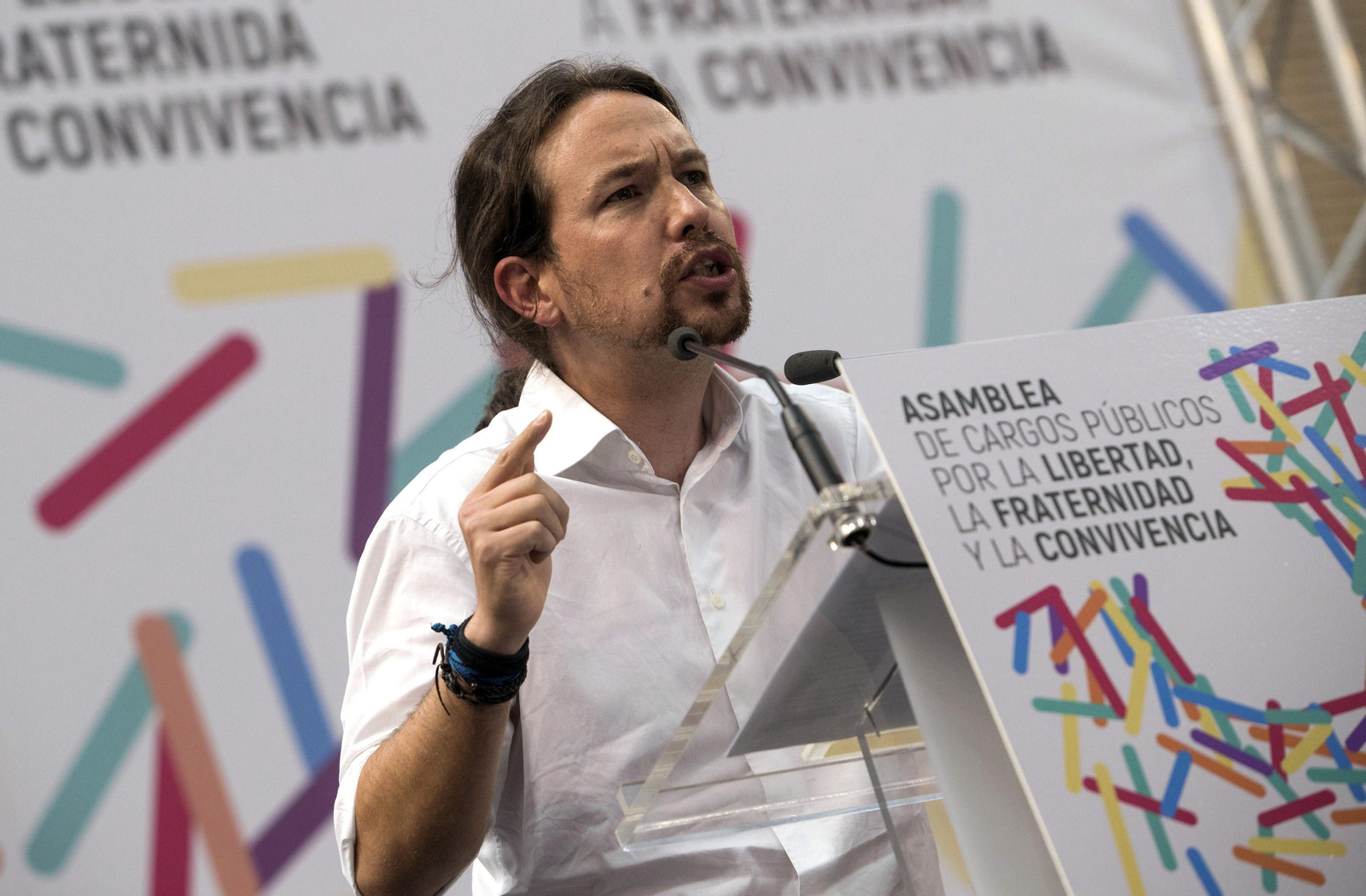 Iglesias se dirige al auditorio ayer en Zaragoza para defender el derecho a un referéndum pactado en Cataluña.
