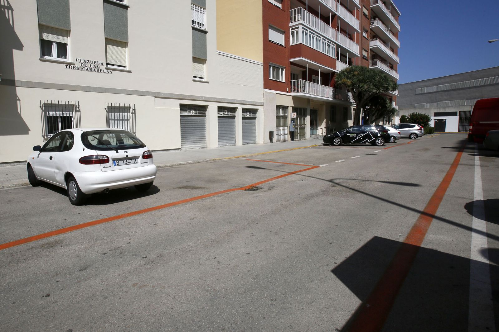 Las Tres Carabelas apenas tiene coches aparcados durante las horas en que la zona naranja está activa.
